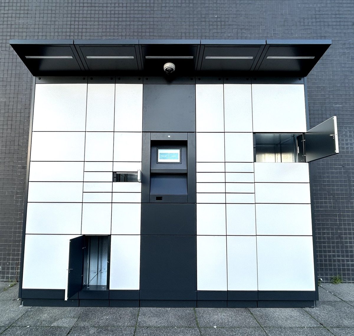 ACTUS-pakketautomaat op de pilootlocatie in Antwerpen Zuid, met twee geopende vakken